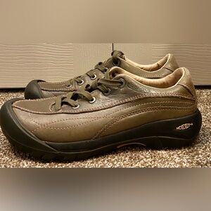 KEEN Olive Leather Oxford Shoes, size women's US 6